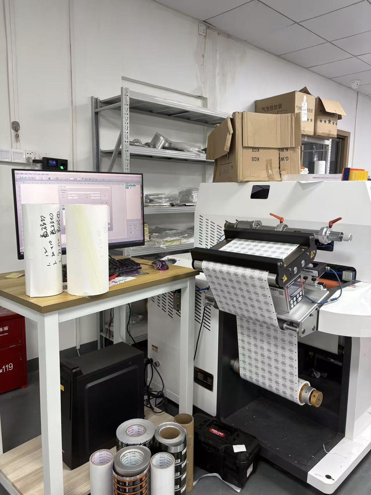 Digital cutting machine workstation with label inventory